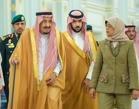 سيدي خادم الحرمين الشريفين خلال استقباله رئيسة جمهورية سنغافورة