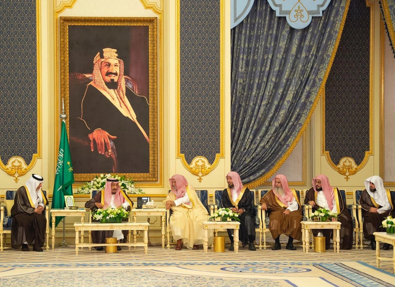 سيدي خادم الحرمين الشريفين يستقبل أصحاب السمو الأمراء والعلماء والمواطنين - صورة 1