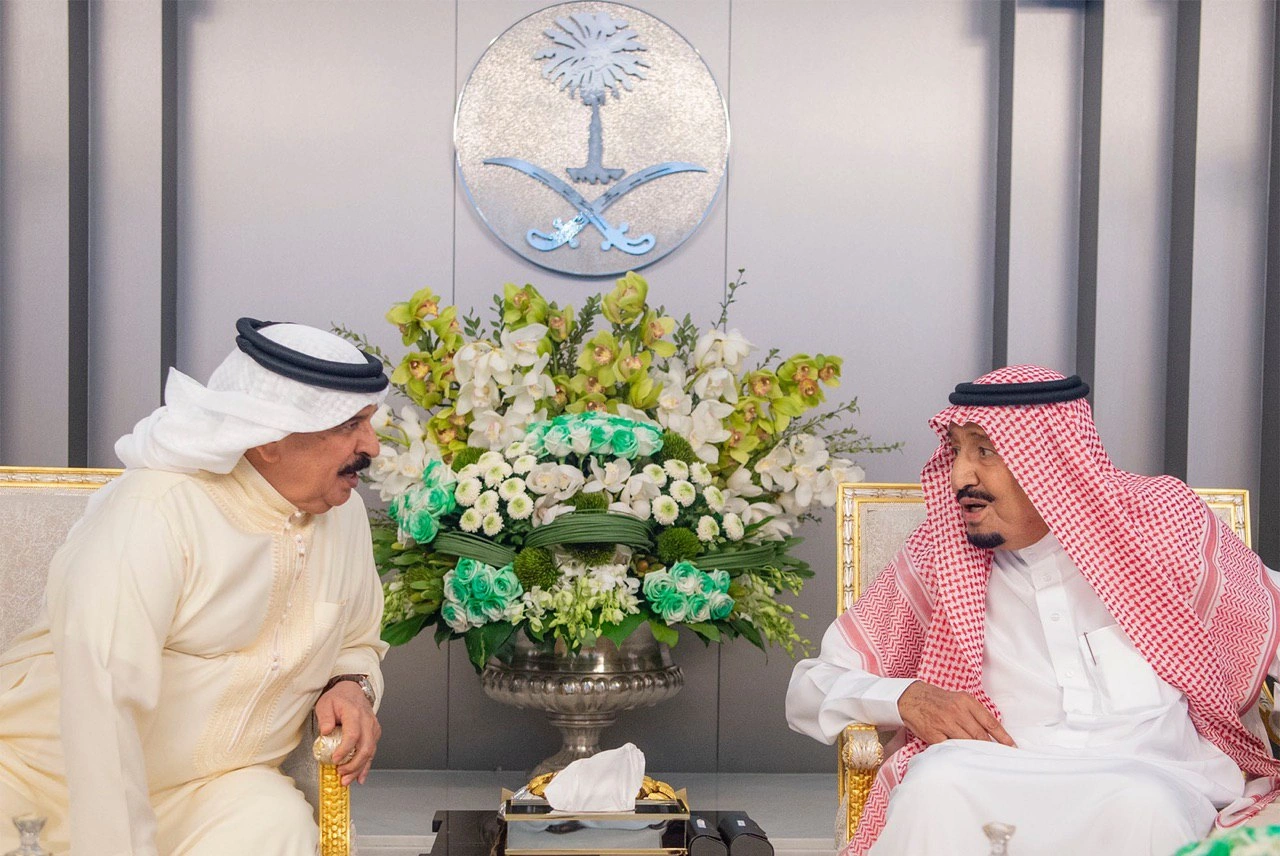 سيدي خادم الحرمين الشريفين يستقبل ملك البحرين - صورة 1