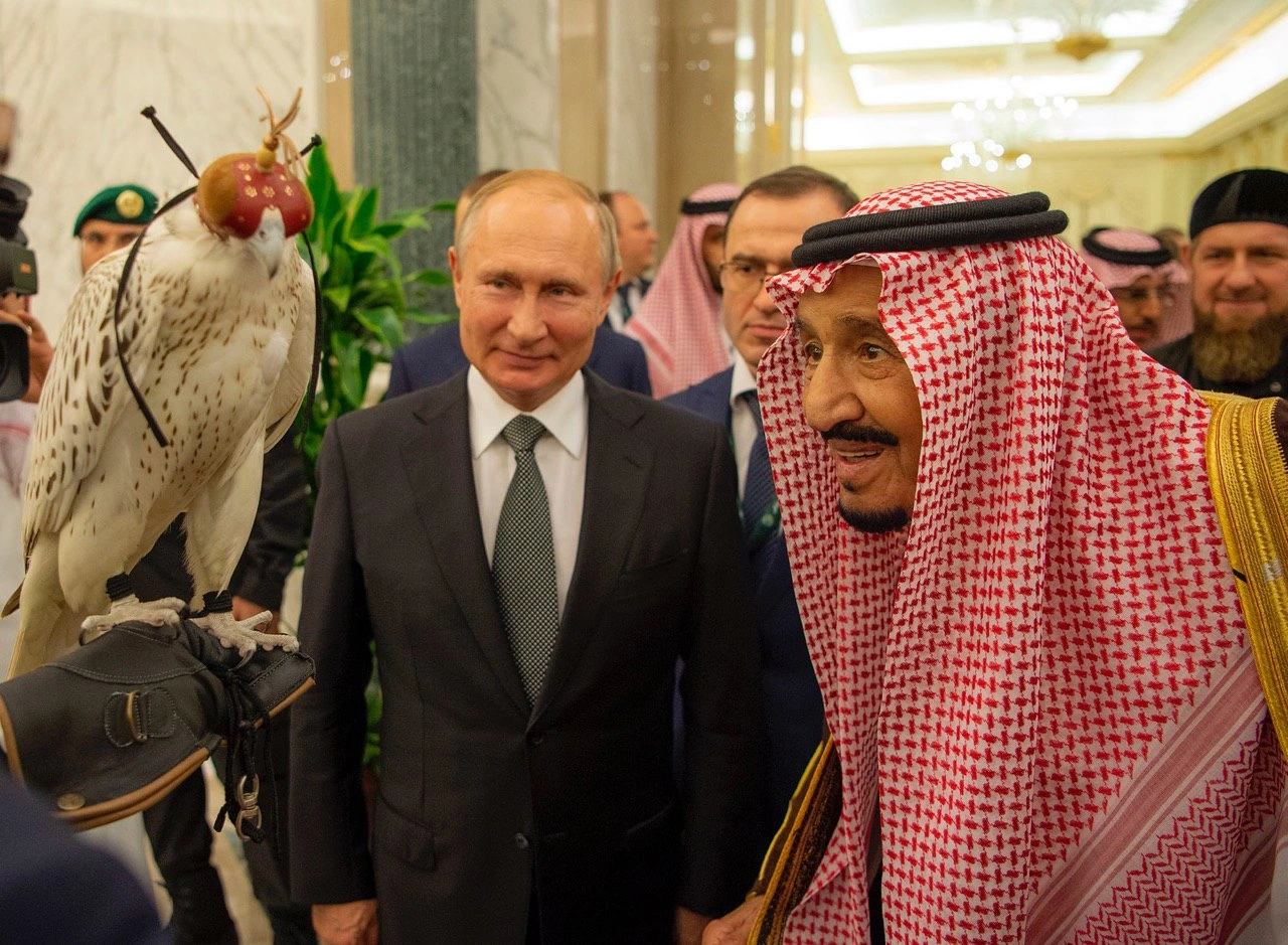 فخامة الرئيس الروسي فلاديمير بوتين يقدم هدية صقر لسيدي خادم الحرمين الشريفين - صورة 1