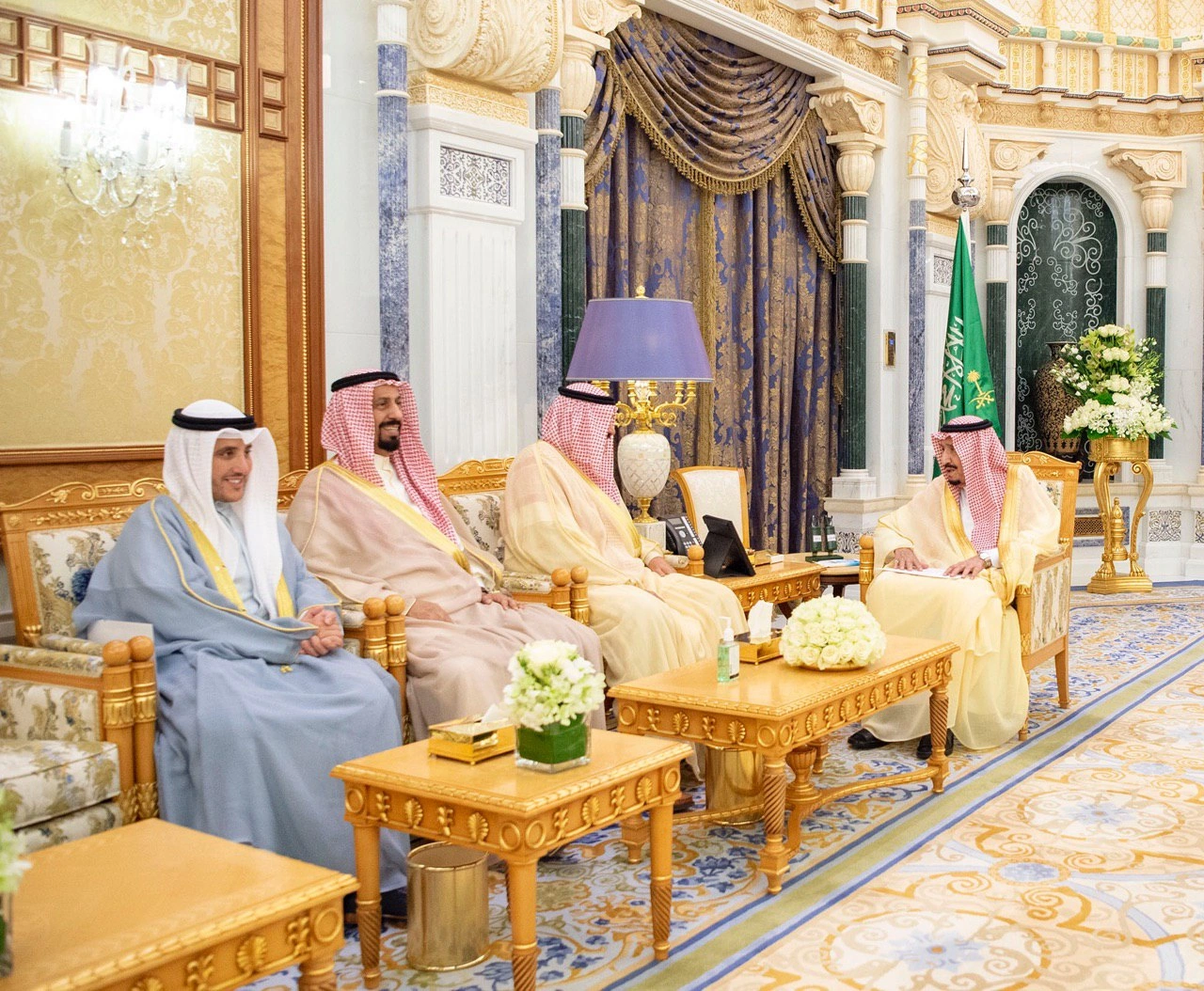 سيدي خادم الحرمين الشريفين يتسلم رسالة من سمو أمير الكويت - صورة 1