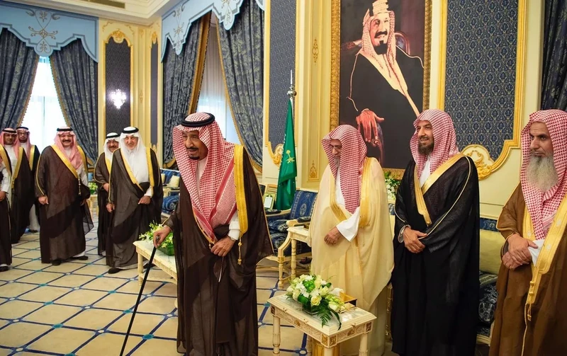 سيدي خادم الحرمين الشريفين يستقبل أصحاب السمو الأمراء والعلماء والمواطنين - صورة 11
