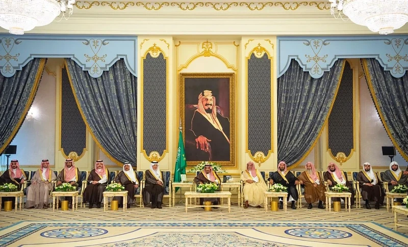 سيدي خادم الحرمين الشريفين يستقبل أصحاب السمو الأمراء والعلماء والمواطنين - صورة 14