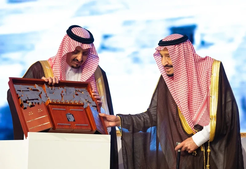 سيدي خادم الحرمين الشريفين يرعى حفل تكريم الفائزين بجائزة الملك خالد - Photo 19