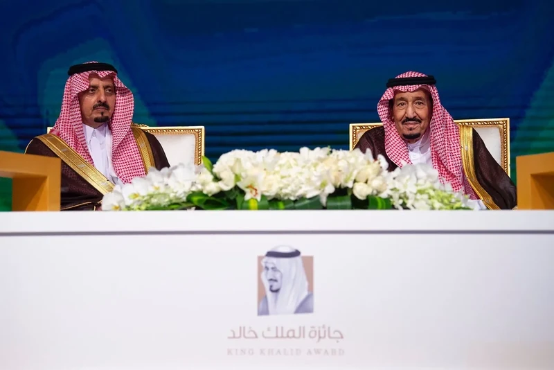 سيدي خادم الحرمين الشريفين يرعى حفل تكريم الفائزين بجائزة الملك خالد - Photo 20