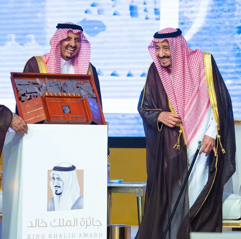 سيدي خادم الحرمين الشريفين يرعى حفل تكريم الفائزين بجائزة الملك خالد - Photo 26