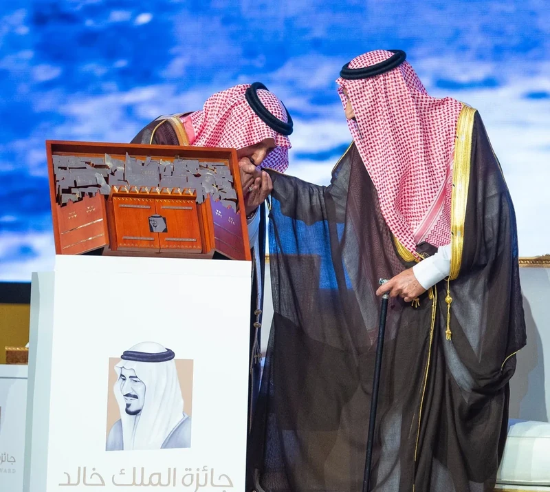 سيدي خادم الحرمين الشريفين يرعى حفل تكريم الفائزين بجائزة الملك خالد - Photo 27