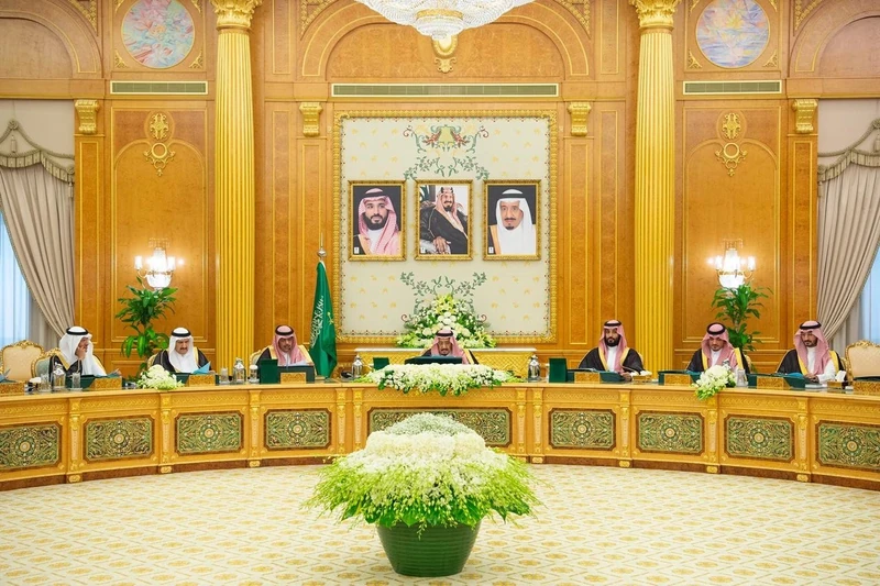 سيدي خادم الحرمين الشريفين يرأس جلسة مجلس الوزراء - صورة 9