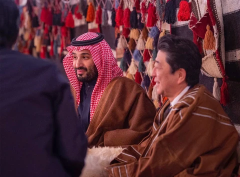 سمو سيدي ولي العهد يلتقي رئيس وزراء اليابان