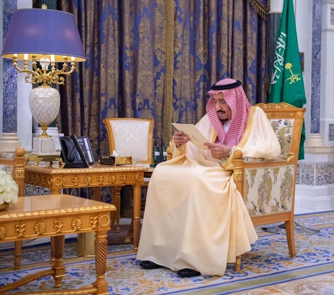 السفيران المعينان لدى أوكرانيا والأوروغواي يؤديان القسم أمام سيدي خادم الحرمين الشريفين