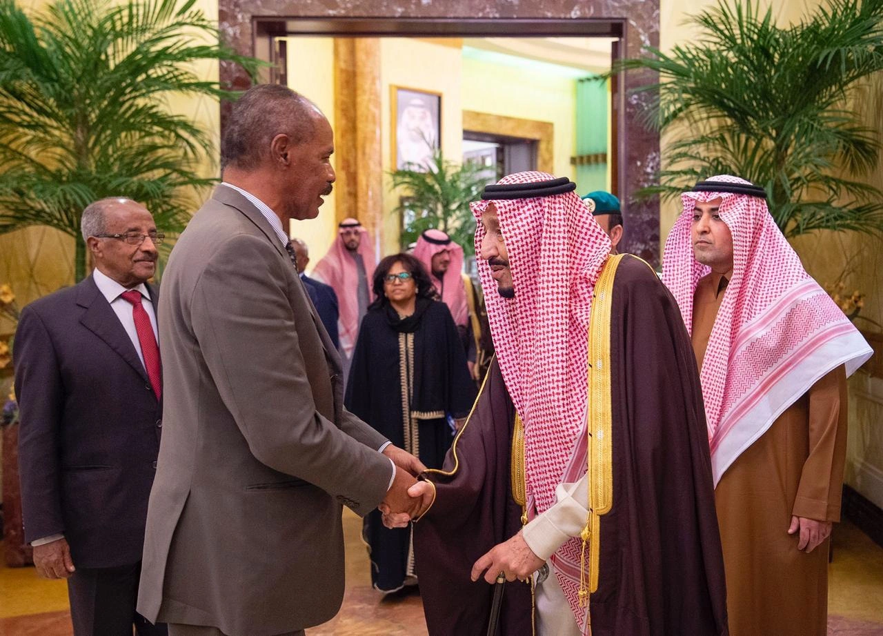 سيدي خادم الحرمين الشريفين يستقبل رئيس دولة أريتريا - صورة 1