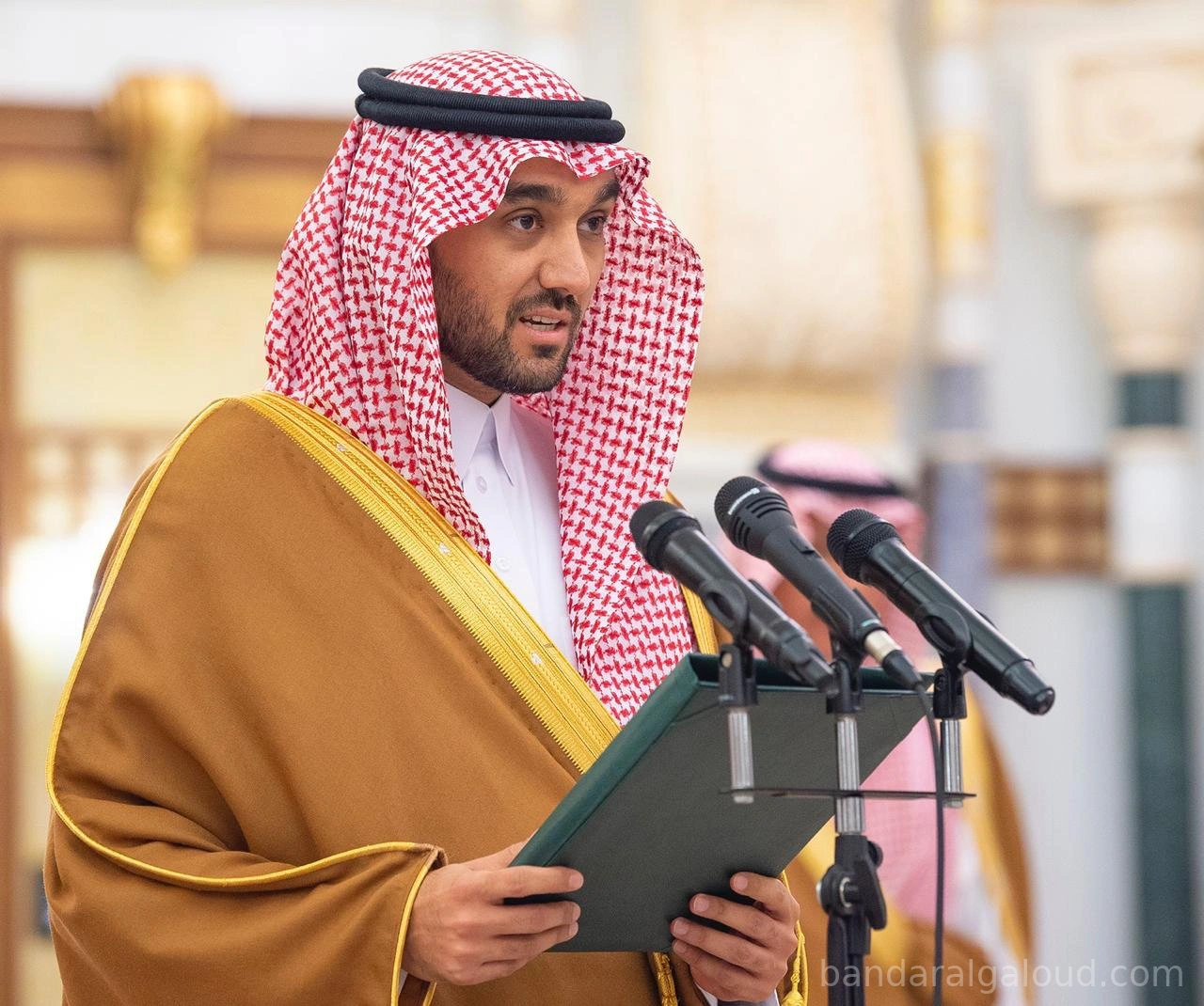 أمام سيدي خادم الحرمين الشريفين، سمو وزير الرياضة ووزيرا السياحة والاستثمار يؤدون القسم - صورة 1