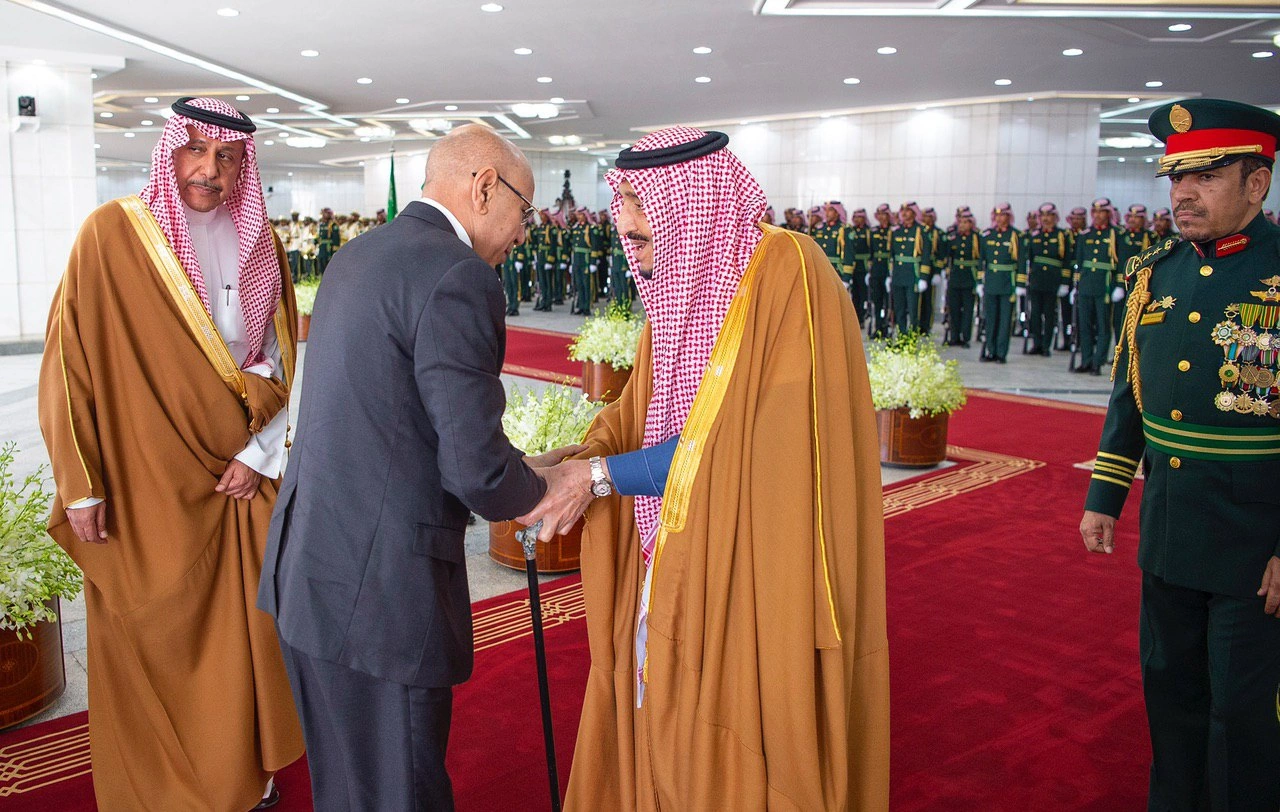 سيدي خادم الحرمين الشريفين يستقبل رئيس الجمهورية الإسلامية الموريتانية ويقيم مأدبة غداء تكريماً له - صورة 1