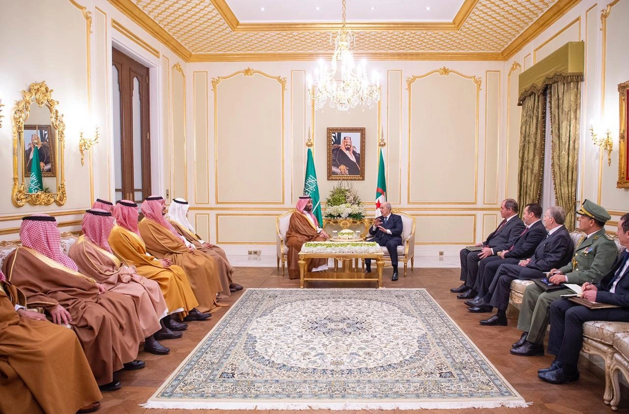 سمو سيدي ولي العهد يجتمع مع رئيس الجمهورية الجزائرية - Photo 1