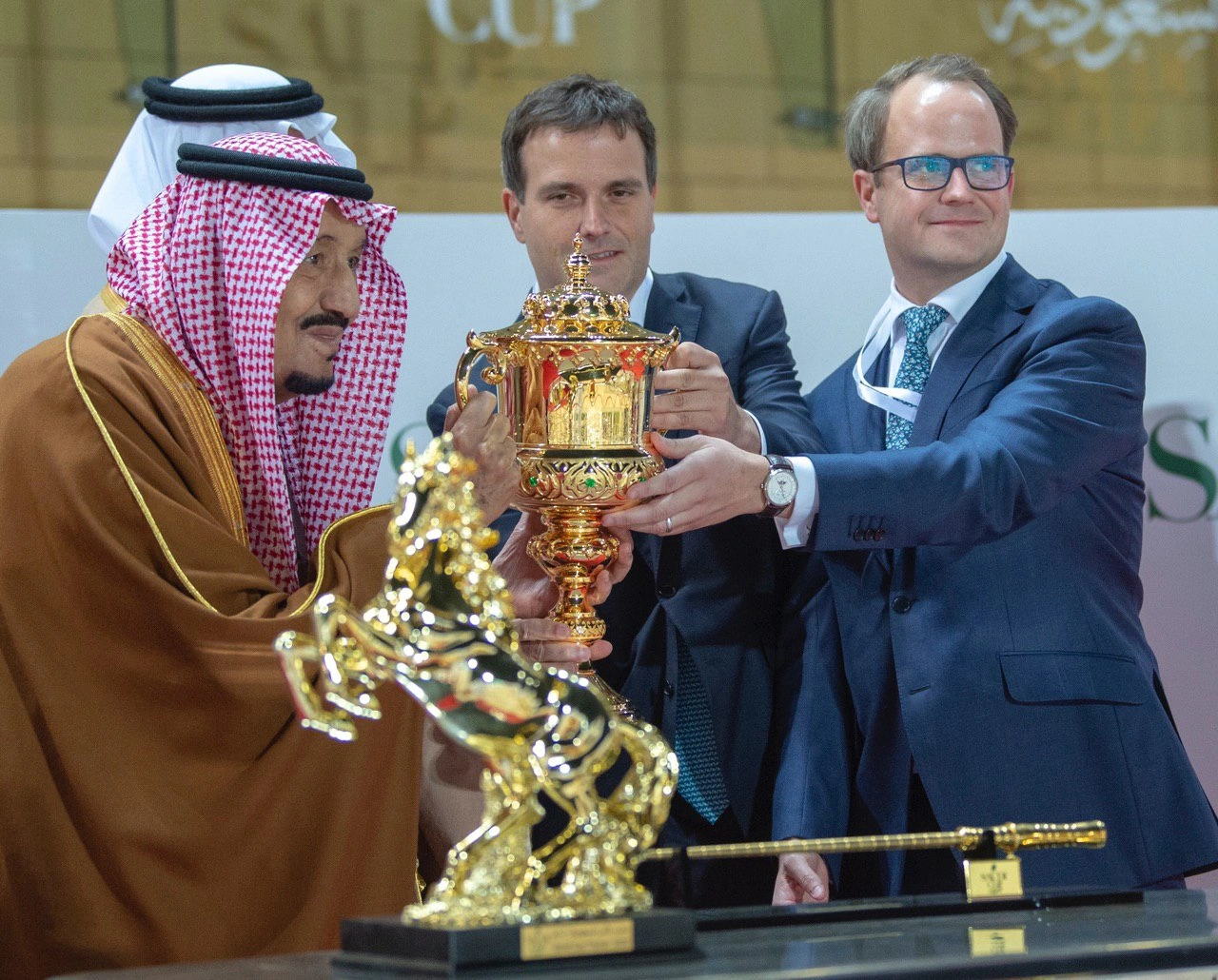 خادم الحرمين الشريفين يرعى حفل سباق كأس السعودية - صورة 1
