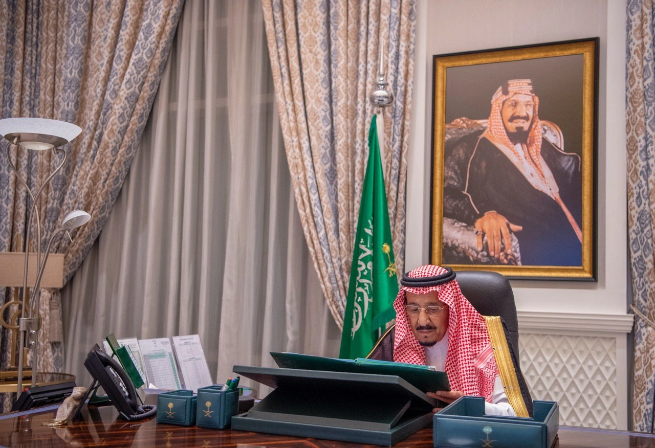 سيدي خادم الحرمين الشريفين يرأس جلسة مجلس الوزراء عبر الاتصال المرئي - صورة 1