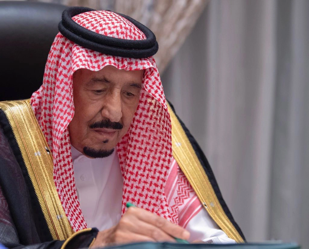 سيدي خادم الحرمين الشريفين يرأس جلسة مجلس الوزراء عبر الاتصال المرئي - صورة 1