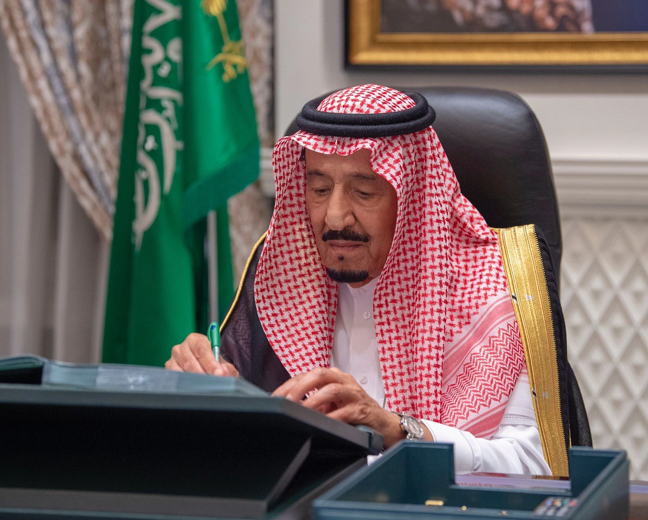 سيدي خادم الحرمين الشريفين يرأس جلسة مجلس الوزراء عبر الاتصال المرئي - Photo 1