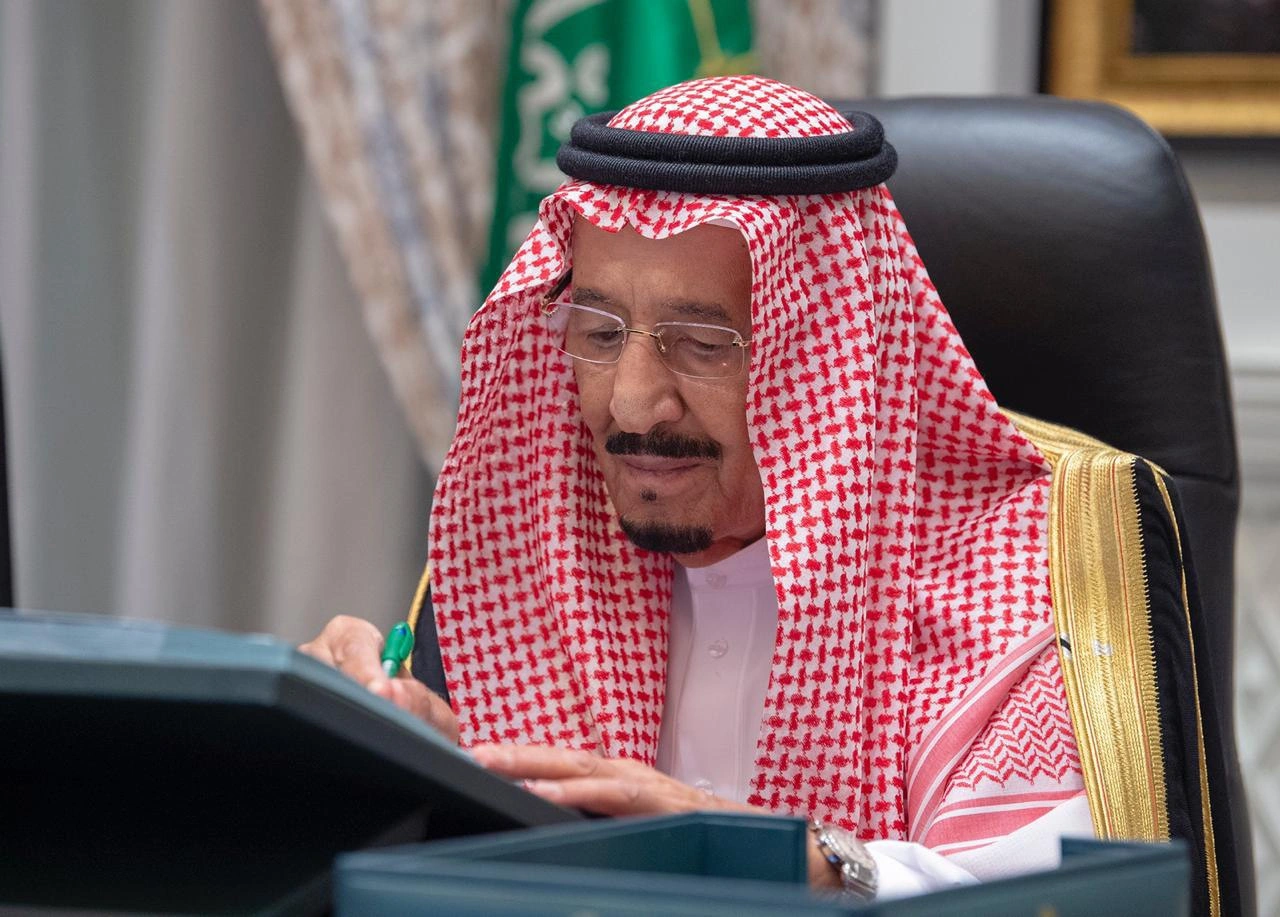 سيدي خادم الحرمين الشريفين يرأس جلسة مجلس الوزراء عبر الاتصال المرئي - صورة 1