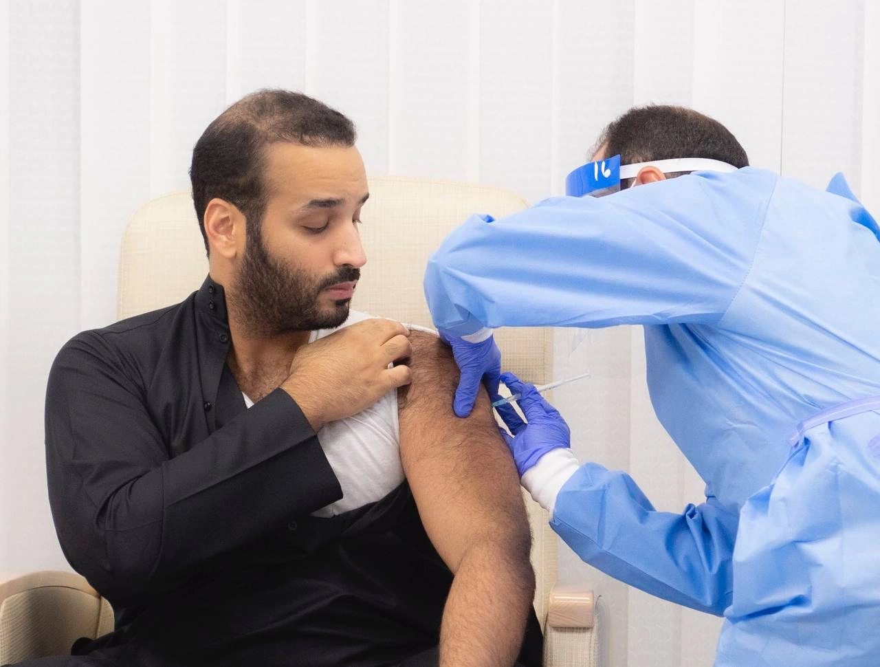 سمو سيدي ولي العهد يتلقى الجرعة الأولى من لقاح كورونا - صورة 1