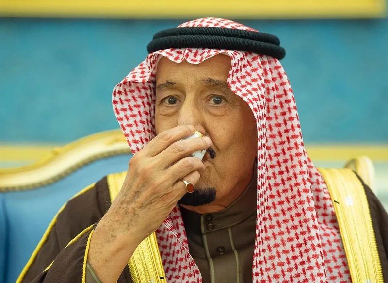 سيدي خادم الحرمين الشريفين يستقبل أصحاب السمو الأمراء ومفتي عام المملكة وأصحاب الفضيلة العلماء وجمعاً من المواطنين - صورة 18