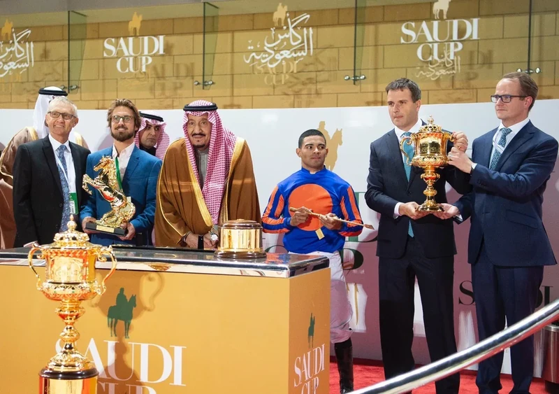 خادم الحرمين الشريفين يرعى حفل سباق كأس السعودية - صورة 11