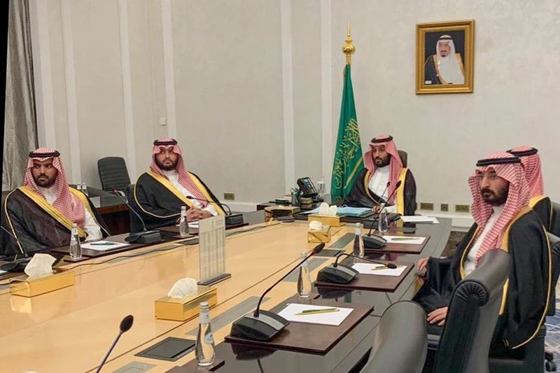 سيدي خادم الحرمين الشريفين يرأس جلسة مجلس الوزراء عبر الاتصال المرئي - Photo 6