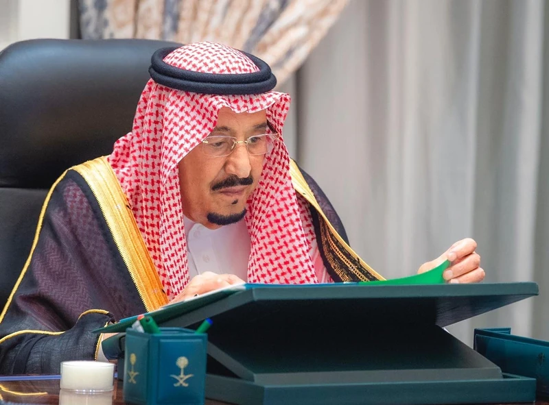 سيدي خادم الحرمين الشريفين يرأس جلسة مجلس الوزراء عبر الاتصال المرئي - صورة 3