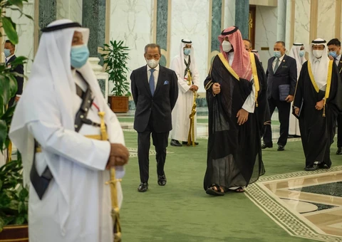 سمو سيدي ولي العهد ورئيس الوزراء الماليزي يشهدان التوقيع على 3 اتفاقيات