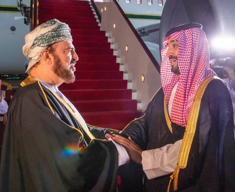 سمو سيدي ولي العهد يغادر العاصمة العمانية مسقط، وجلالة سلطان عمان في مقدمة مودعيه لدى مغادرته