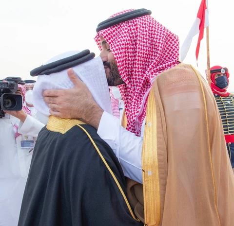 سمو سيدي ولي العهد يصل العاصمة البحرينية المنامة وفي مقدمة مستقبليه جلالة ملك البحرين