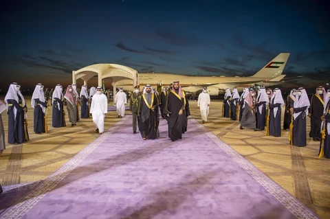 سمو سيدي ولي العهد في مقدمة مستقبلي أخيه سمو نائب رئيس دولة الإمارات العربية المتحدة رئيس مجلس الوزراء حاكم دبي لدى وصوله العاصمة الرياض