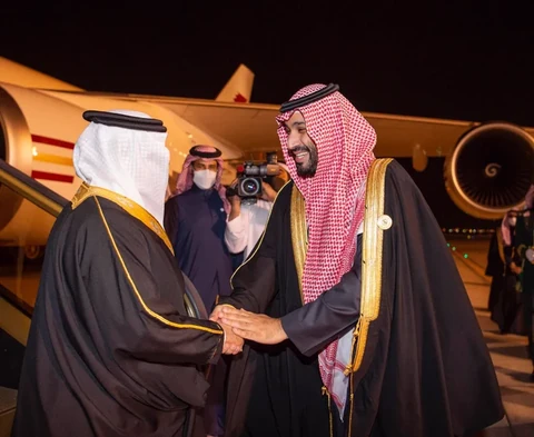 سمو سيدي ولي العهد في مقدمة مستقبلي أخيه جلالة ملك مملكة البحرين لدى وصوله العاصمة الرياض