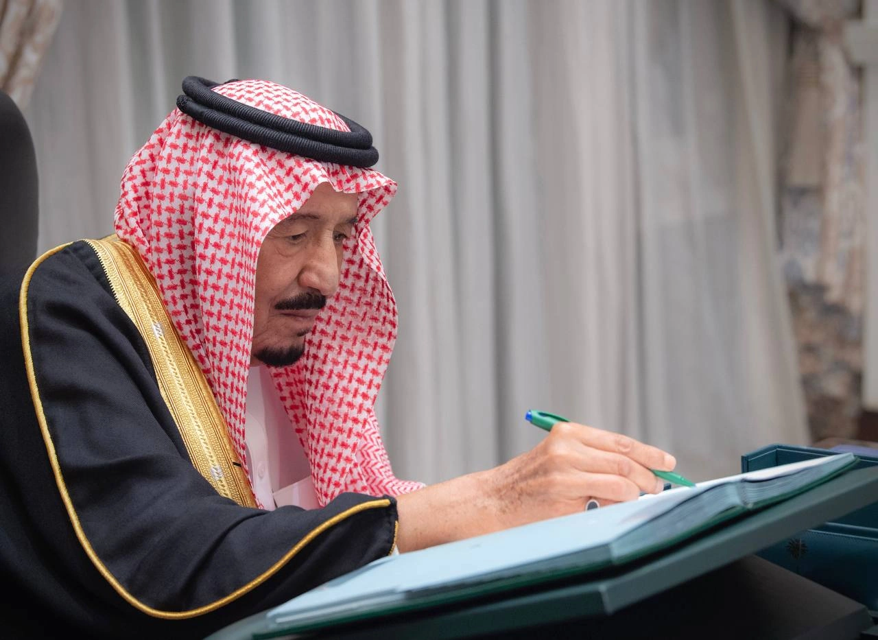 سيدي خادم الحرمين الشريفين يرأس جلسة مجلس الوزراء عبر الاتصال المرئي - صورة 1