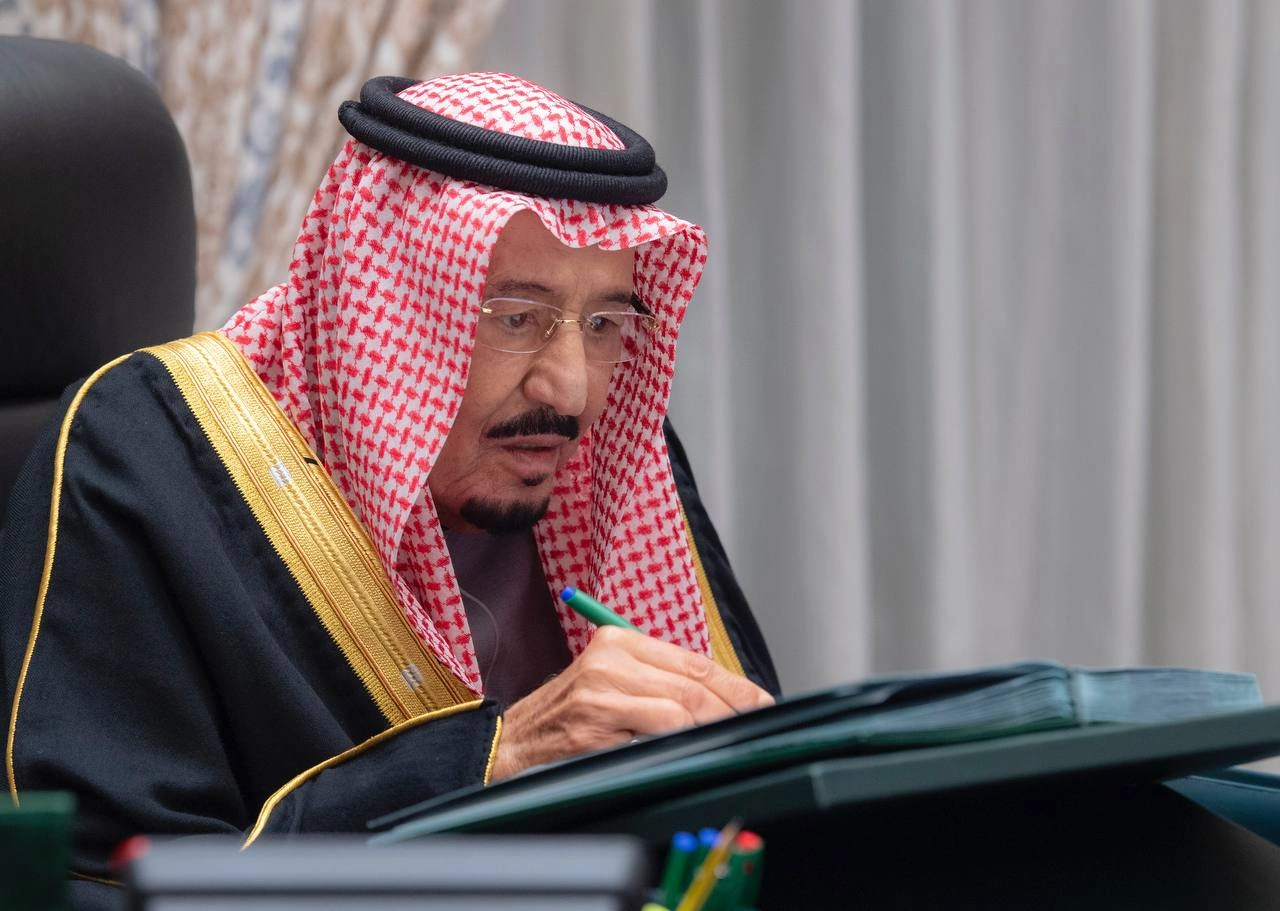 سيدي خادم الحرمين الشريفين يرأس جلسة مجلس الوزراء عبر الاتصال المرئي - صورة 1