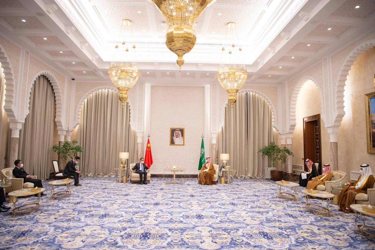 سمو سيدي ولي العهد يجتمع مع وزير خارجية الصين - Photo 1
