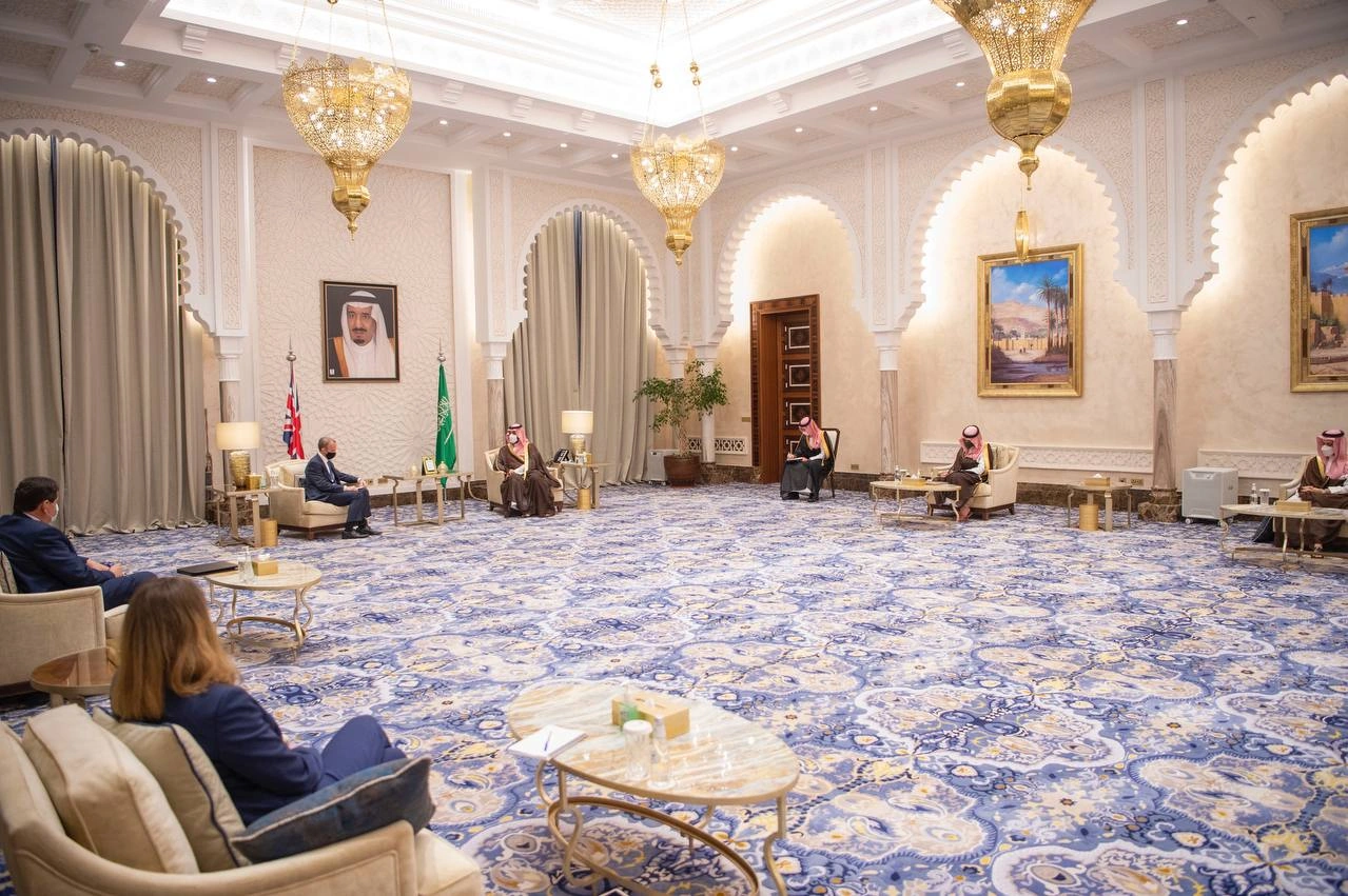 سمو سيدي ولي العهد يستعرض مع وزير خارجية بريطانيا العلاقات الثنائية - صورة 1