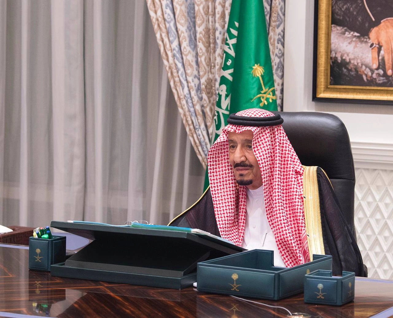 سيدي خادم الحرمين الشريفين يرأس جلسة مجلس الوزراء عبر الاتصال المرئي - صورة 1