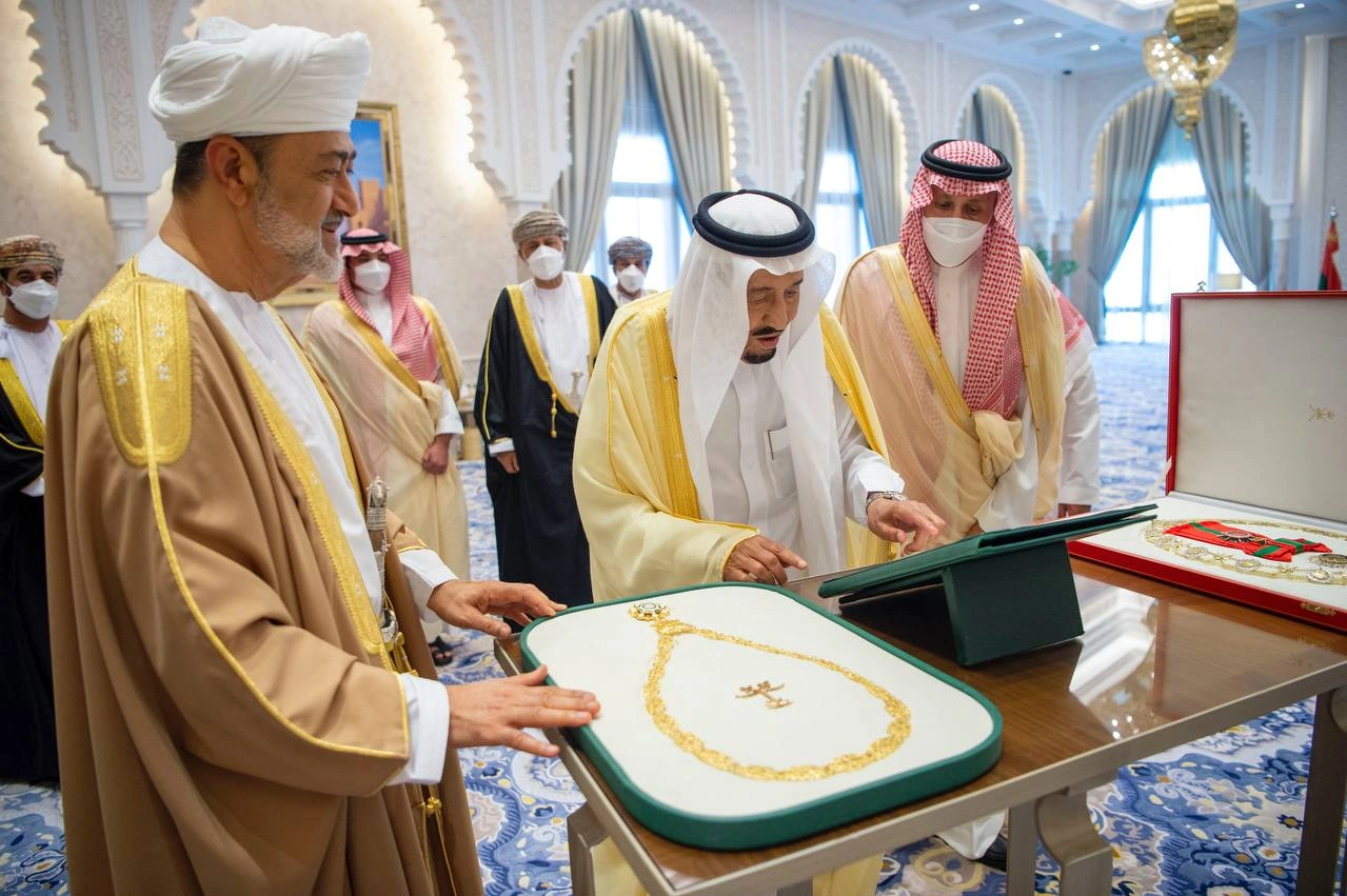 سيدي خادم الحرمين الشريفين وسلطان عمان يتبادلان الأوسمة والقلادات الرفيعة - صورة 1