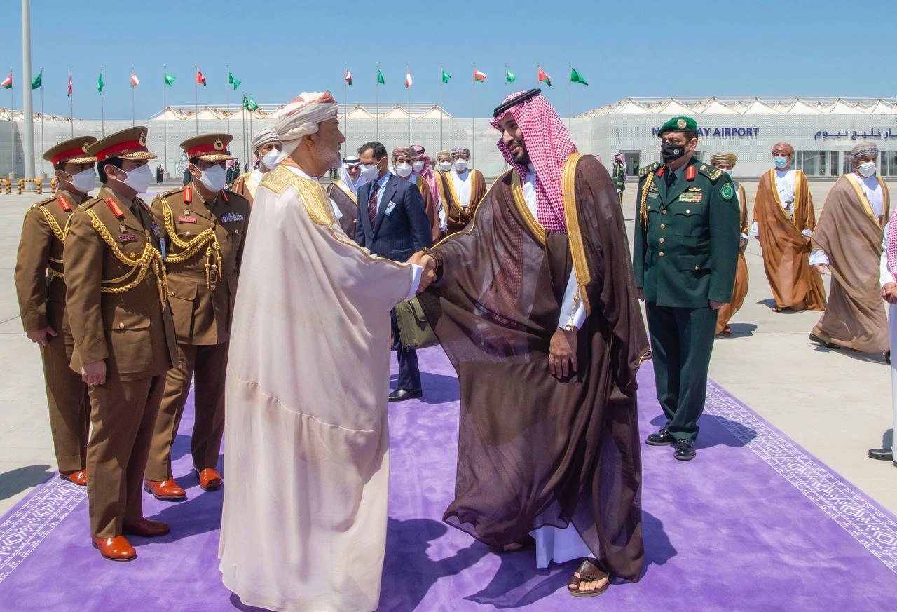 سمو سيدي ولي العهد في وداع سلطان عُمان لدى مغادرته مطار نيوم - صورة 1