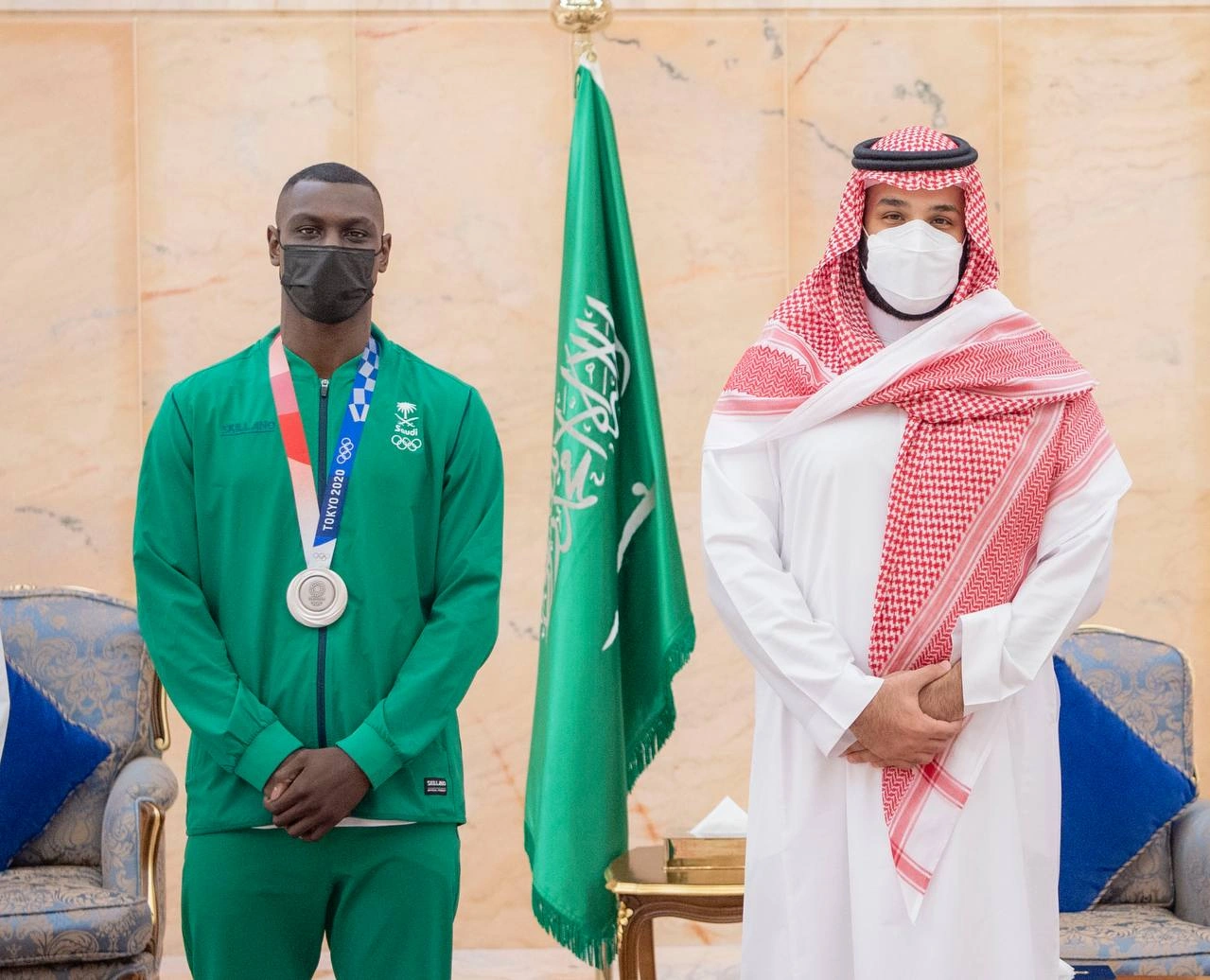 سمو سيدي ولي العهد يلتقي اللاعب طارق حامدي لتهنئته بفضية طوكيو 2020 - Photo 1