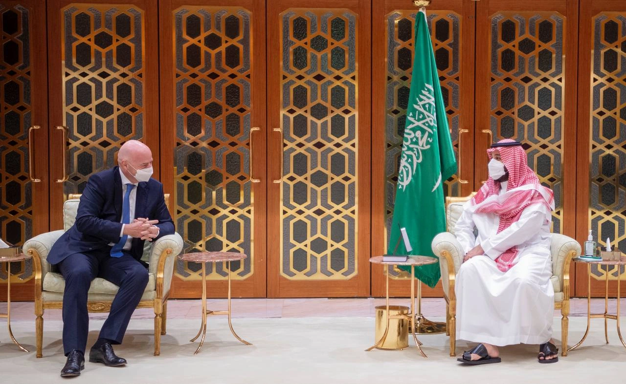 سمو سيدي ولي العهد يلتقي رئيسي الاتحادين الدولي والأفريقي لكرة القدم - صورة 1
