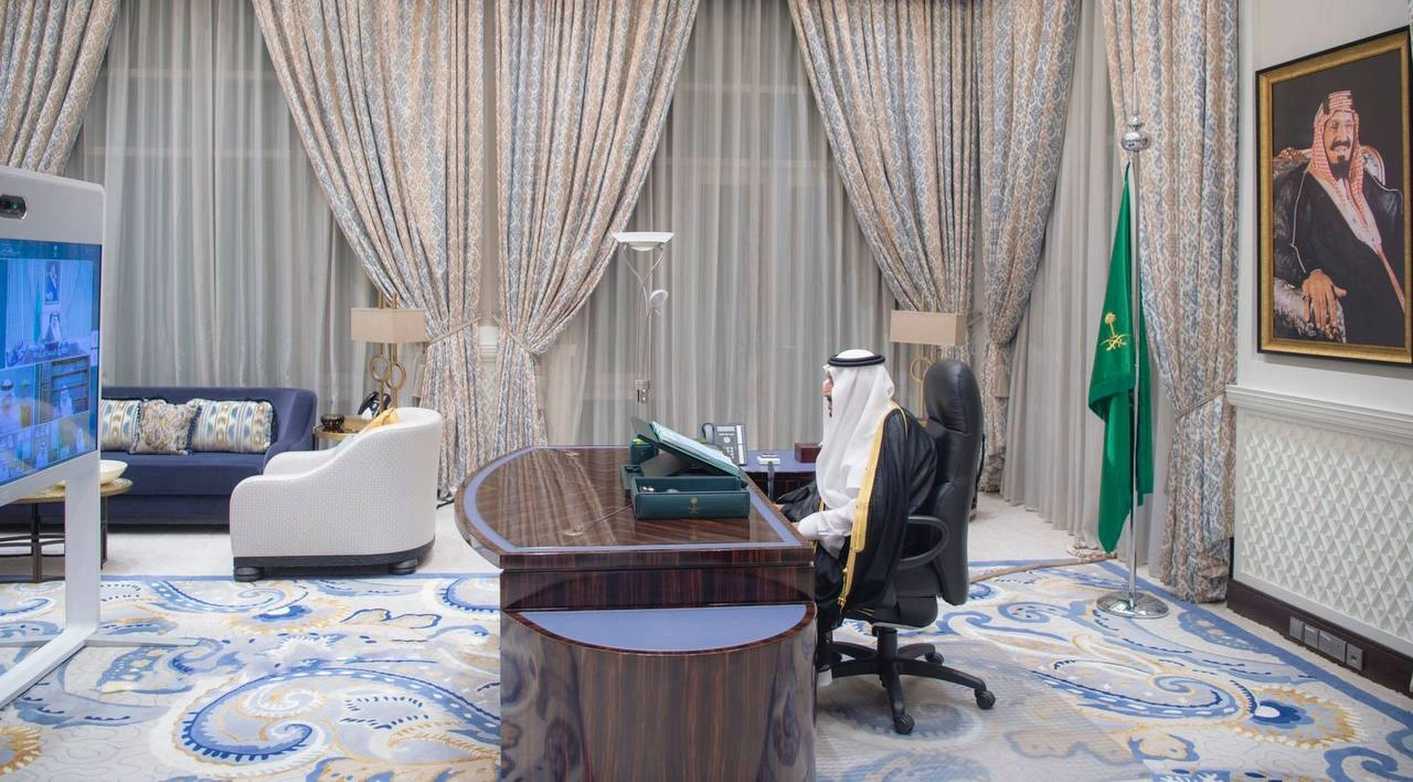 سيدي خادم الحرمين الشريفين يرأس جلسة مجلس الوزراء عبر الاتصال المرئي - صورة 1