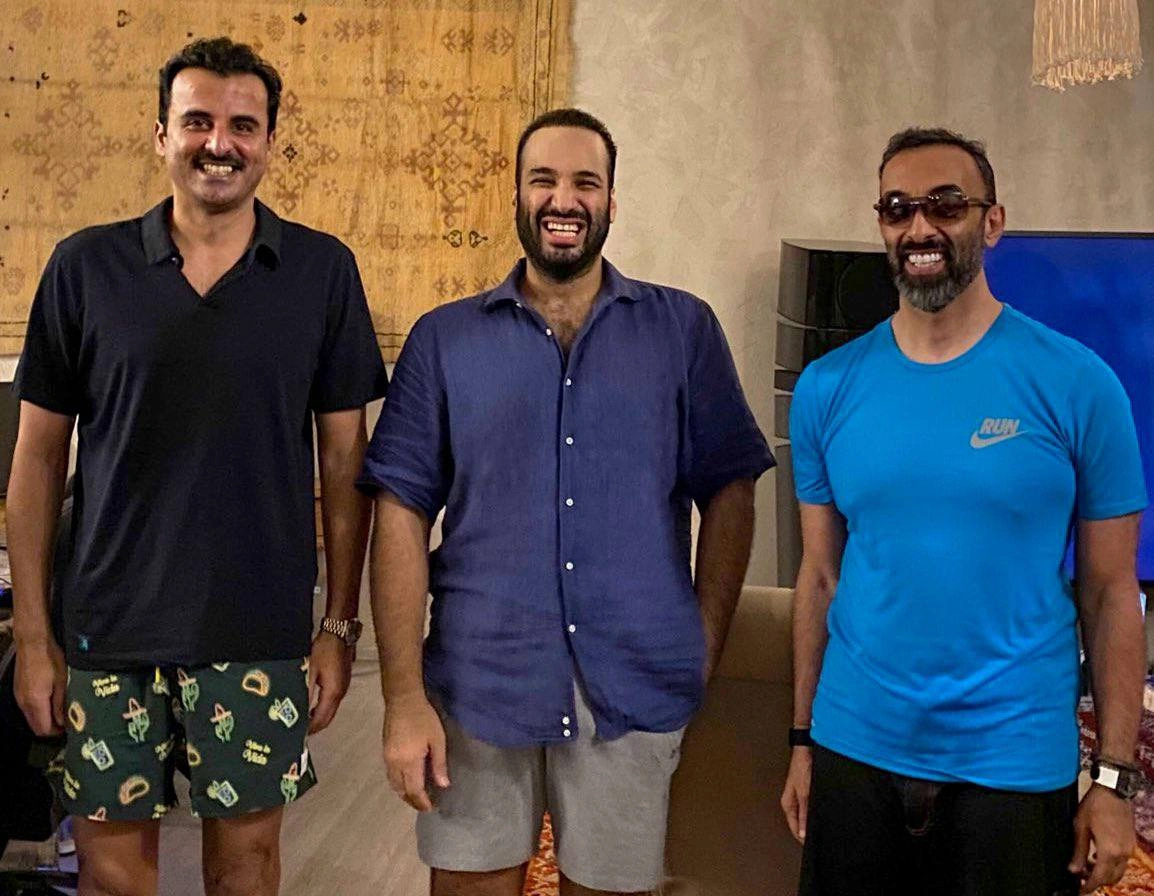 سمو سيدي ولي العهد يلتقي سمو أمير قطر ومستشار الأمن الوطني الإماراتي على البحر الأحمر - صورة 1