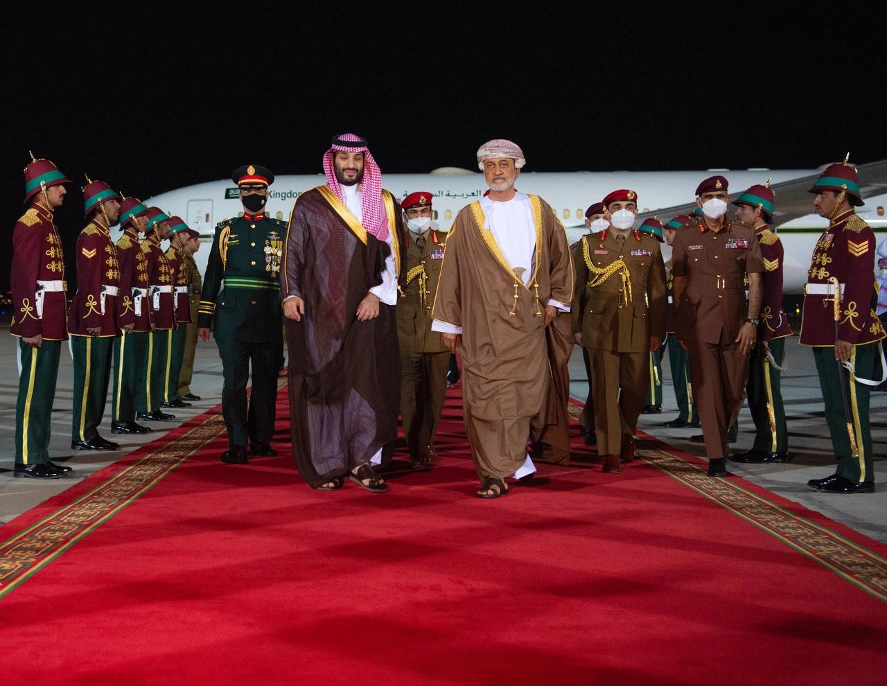 سمو سيدي ولي العهد يصل العاصمة العمانية مسقط وفي مقدمة مستقبليه جلالة السلطان هيثم بن طارق - Photo 1