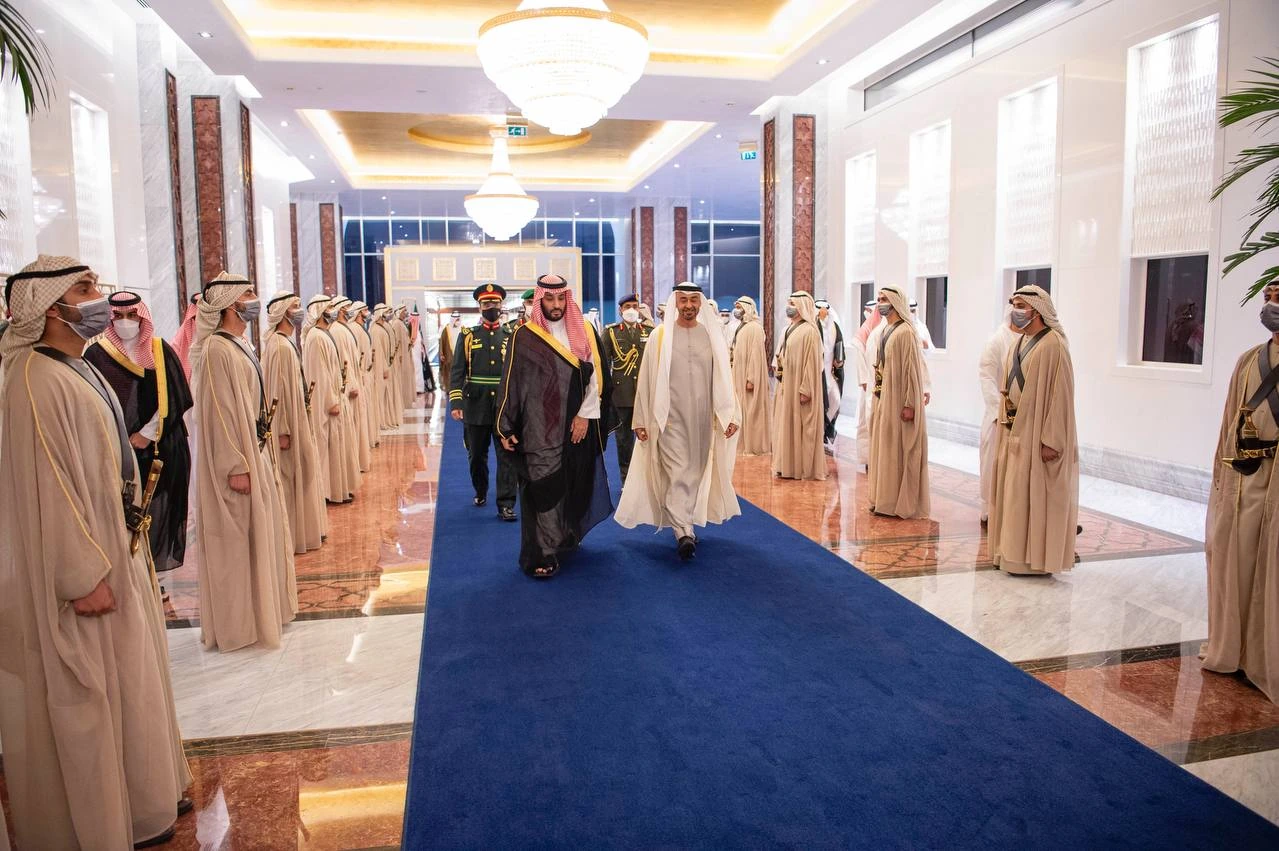 سمو سيدي ولي العهد يصل العاصمة الإماراتية أبوظبي وفي مقدمة مستقبليه سمو ولي عهد أبوظبي - Photo 1