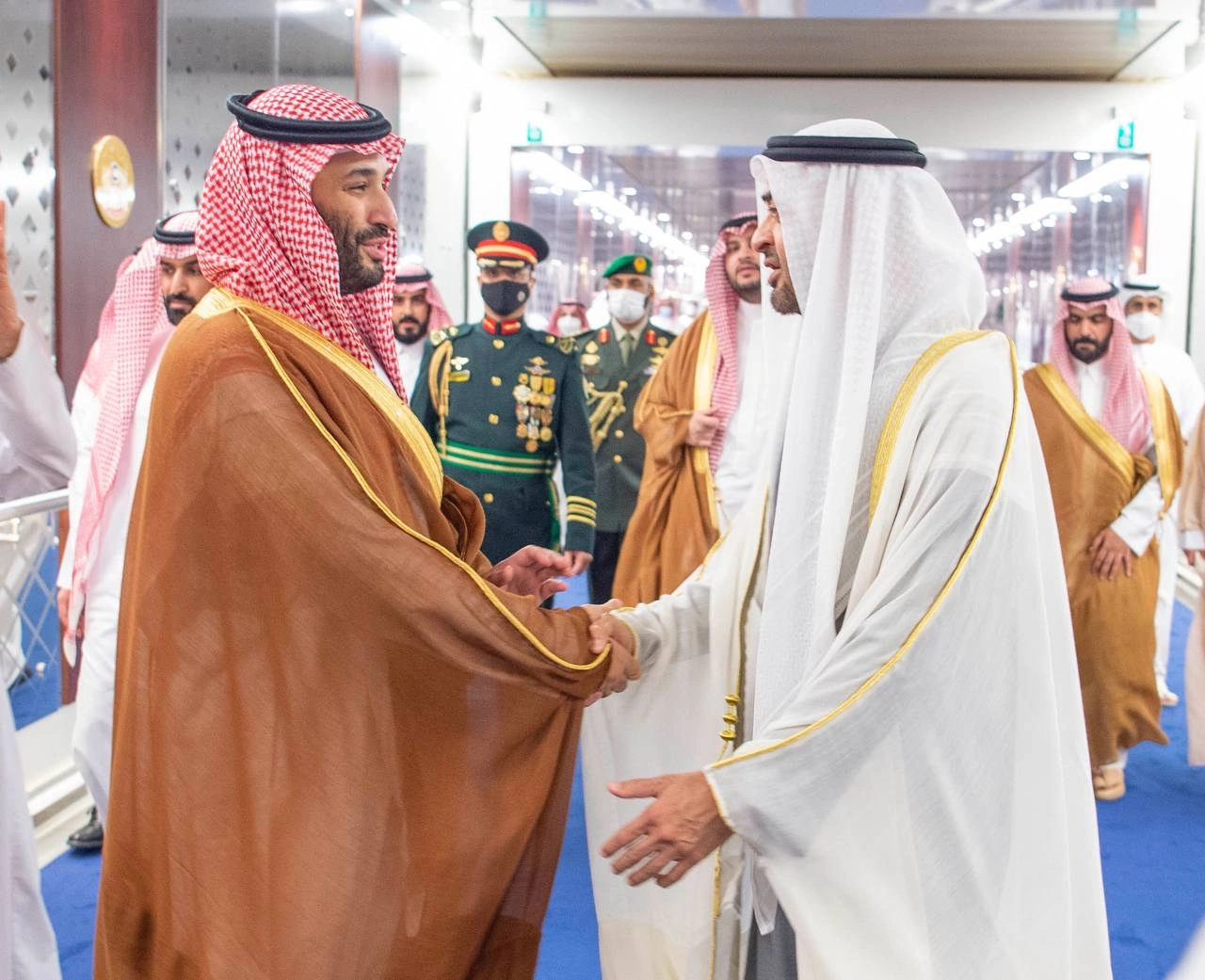 سمو سيدي ولي العهد يغادر العاصمة الإماراتية وفي مقدمة مودعيه سمو ولي عهد أبوظبي - صورة 1