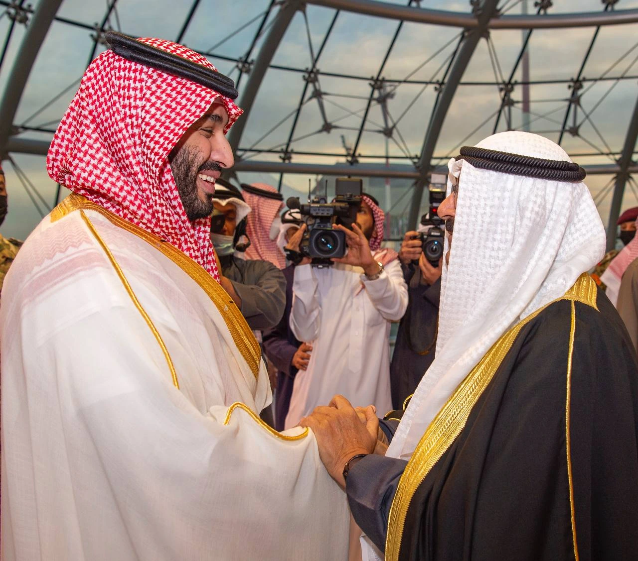 سمو سيدي ولي العهد يصل دولة الكويت وفي مقدمة مستقبليه سمو ولي عهد الكويت - صورة 1