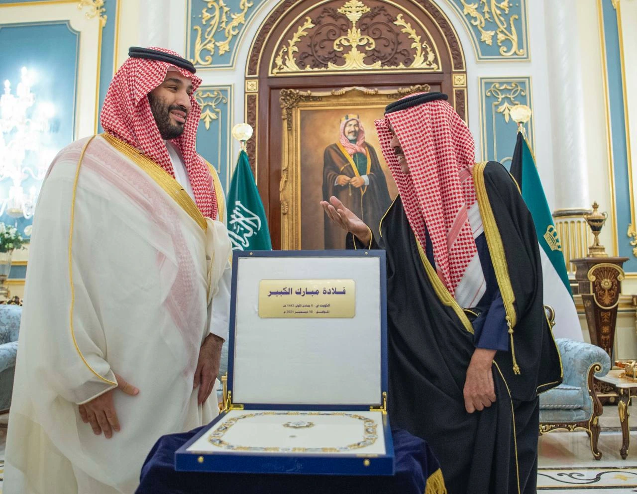 سمو أمير دولة الكويت يقدم قلادة مبارك الكبير لسمو سيدي ولي العهد - Photo 1