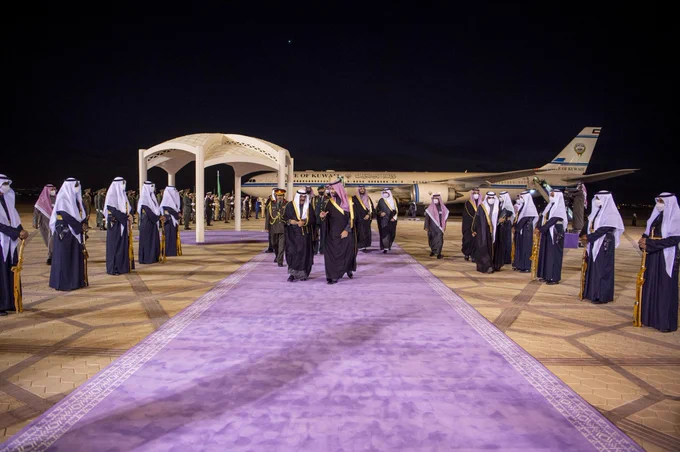 سمو سيدي ولي العهد في مقدمة مستقبلي سمو نائب رئيس الوزراء لشؤون مجلس الوزراء بسلطنة عمان لدى وصوله الرياض. - صورة 1